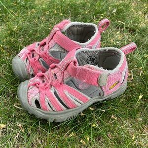 Size 5 Toddler Girl Keens